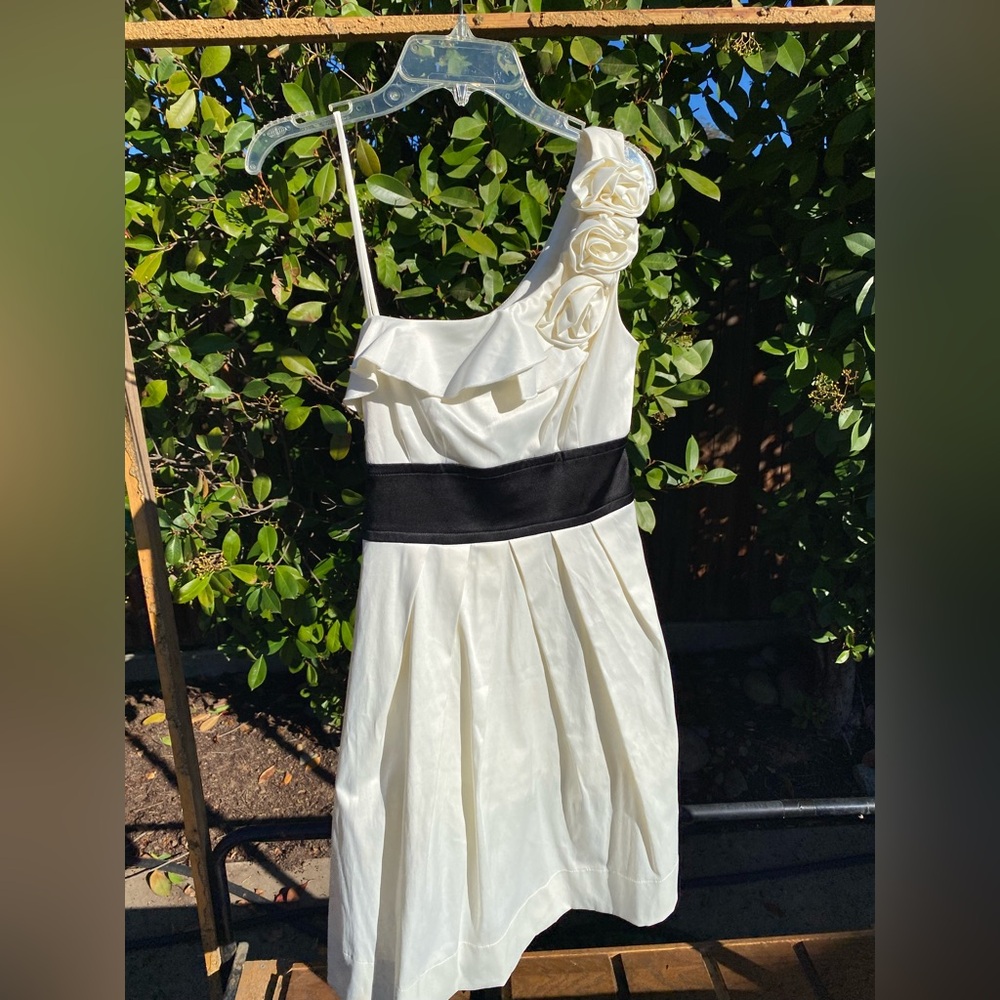Women’s Elegant White One-Shoulder Dress with Black Accent size 4 small
